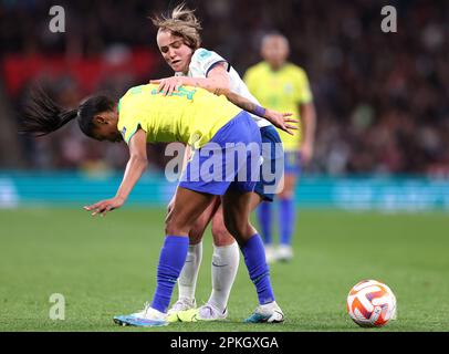 London, Großbritannien. 6. April 2023. Georgia Stanway aus England und Ary Borges aus Brasilien während des Finalissima-Spiels der Frauen CONMEBOL/UEFA im Wembley Stadium, London. Das Bild sollte lauten: Paul Terry/Sportimage Credit: Sportimage/Alamy Live News Stockfoto