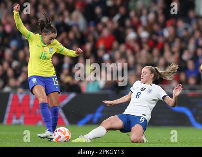 London, Großbritannien. 6. April 2023. Luana aus Brasilien wird vom Georgia Stanway aus England beim Finalissima-Spiel der Frauen CONMEBOL/UEFA im Wembley Stadium, London, herausgefordert. Das Bild sollte lauten: Paul Terry/Sportimage Credit: Sportimage/Alamy Live News Stockfoto