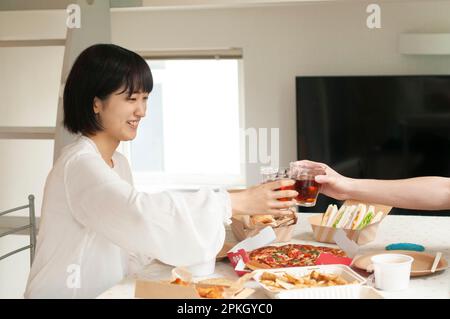 Ein paar Toasten vor dem Essen zum Mitnehmen Stockfoto