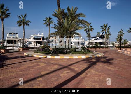 Dénia Marina, eine Hafenstadt im Osten Spaniens, die vom Mittelmeer umgeben ist. Provinz Alicante, Gemeinschaft Valencia, Spanien, Europa Stockfoto