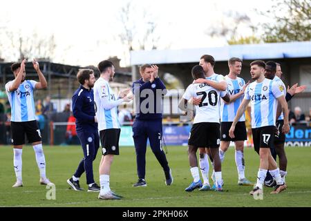 Sutton, Großbritannien. 07. April 2023. Dave Challinor, Manager von Stockport County, begrüßt die Reiseunterstützung während des EFL Sky Bet League 2-Spiels zwischen Sutton United und Stockport County im VBS Community Stadium, Gander Green Lane, Sutton, England, am 7. April 2023. Foto von Carlton Myrie. Nur redaktionelle Verwendung, Lizenz für kommerzielle Verwendung erforderlich. Keine Verwendung bei Wetten, Spielen oder Veröffentlichungen von Clubs/Ligen/Spielern. Kredit: UK Sports Pics Ltd/Alamy Live News Stockfoto