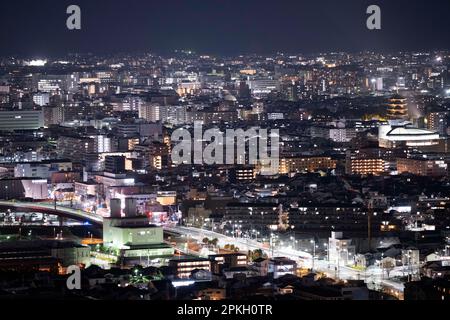 Kyoto, Japan. 6. März 2023. Die Skyline der Stadt bei Nacht. Kyoto ist die ehemalige Hauptstadt Japans und heute die Hauptstadt der Präfektur Kyoto. Es liegt in der Kansai-Region auf der Insel Honshu. Kyoto ist bekannt für seine vielen Tempel, Schreine und Gärten. Es ist auch die Heimat des Kaiserpalastes von Kyoto, der ehemaligen Residenz des Kaisers von Japan. Kyoto ist ein beliebtes Touristenziel und gilt als die kulturelle Hauptstadt Japans. Mit der Wiedereröffnung der Grenzen für Touristen nach der COVID-19-Pandemie hat die Stadt mit dem Tourismus und dem Mangel an Unterkünften und Hostels zu kämpfen. Stockfoto