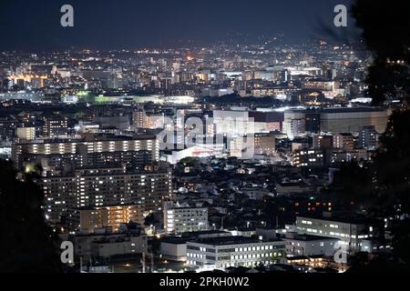 Kyoto, Japan. 6. März 2023. Die Skyline der Stadt bei Nacht. Kyoto ist die ehemalige Hauptstadt Japans und heute die Hauptstadt der Präfektur Kyoto. Es liegt in der Kansai-Region auf der Insel Honshu. Kyoto ist bekannt für seine vielen Tempel, Schreine und Gärten. Es ist auch die Heimat des Kaiserpalastes von Kyoto, der ehemaligen Residenz des Kaisers von Japan. Kyoto ist ein beliebtes Touristenziel und gilt als die kulturelle Hauptstadt Japans. Mit der Wiedereröffnung der Grenzen für Touristen nach der COVID-19-Pandemie hat die Stadt mit dem Tourismus und dem Mangel an Unterkünften und Hostels zu kämpfen. Stockfoto