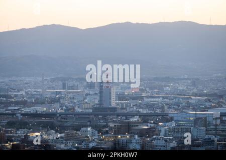 Kyoto, Japan. 6. März 2023. Die Skyline der Stadt bei Sonnenuntergang. Kyoto ist die ehemalige Hauptstadt Japans und heute die Hauptstadt der Präfektur Kyoto. Es liegt in der Kansai-Region auf der Insel Honshu. Kyoto ist bekannt für seine vielen Tempel, Schreine und Gärten. Es ist auch die Heimat des Kaiserpalastes von Kyoto, der ehemaligen Residenz des Kaisers von Japan. Kyoto ist ein beliebtes Touristenziel und gilt als die kulturelle Hauptstadt Japans. Mit der Wiedereröffnung der Grenzen für Touristen nach der COVID-19-Pandemie hat die Stadt mit dem Tourismus und dem Mangel an Unterkünften und Unterkünften zu kämpfen Stockfoto