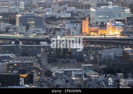 Kyoto, Japan. 6. März 2023. Die Skyline der Stadt bei Sonnenuntergang. Kyoto ist die ehemalige Hauptstadt Japans und heute die Hauptstadt der Präfektur Kyoto. Es liegt in der Kansai-Region auf der Insel Honshu. Kyoto ist bekannt für seine vielen Tempel, Schreine und Gärten. Es ist auch die Heimat des Kaiserpalastes von Kyoto, der ehemaligen Residenz des Kaisers von Japan. Kyoto ist ein beliebtes Touristenziel und gilt als die kulturelle Hauptstadt Japans. Mit der Wiedereröffnung der Grenzen für Touristen nach der COVID-19-Pandemie hat die Stadt mit dem Tourismus und dem Mangel an Unterkünften und Unterkünften zu kämpfen Stockfoto