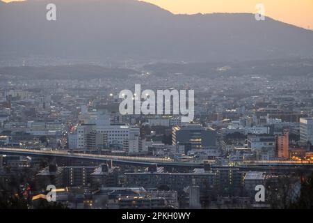 Kyoto, Japan. 6. März 2023. Die Skyline der Stadt bei Sonnenuntergang. Kyoto ist die ehemalige Hauptstadt Japans und heute die Hauptstadt der Präfektur Kyoto. Es liegt in der Kansai-Region auf der Insel Honshu. Kyoto ist bekannt für seine vielen Tempel, Schreine und Gärten. Es ist auch die Heimat des Kaiserpalastes von Kyoto, der ehemaligen Residenz des Kaisers von Japan. Kyoto ist ein beliebtes Touristenziel und gilt als die kulturelle Hauptstadt Japans. Mit der Wiedereröffnung der Grenzen für Touristen nach der COVID-19-Pandemie hat die Stadt mit dem Tourismus und dem Mangel an Unterkünften und Unterkünften zu kämpfen Stockfoto