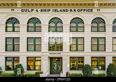 Mississippi Power besetzt das ehemalige Gulf & Ship Island Railroad Office am 2. April 2023 in Gulfport, Mississippi. Das Gebäude wurde in1903 erbaut. Stockfoto