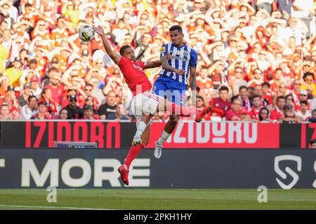 Lissabon, Portugal. 07. April 2023. Gilberto von SL Benfica (L) und Wenderson Galeno vom FC Porto (R) in Aktion während des Fußballspiels Liga Portugal Bwin zwischen SL Benfica und dem FC Porto in Estadio da Luz.Endstand: SL Benfica 1:2 FC Porto Credit: SOPA Images Limited/Alamy Live News Stockfoto