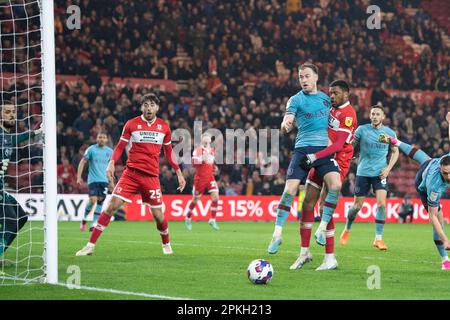 Chuba Akpom von Middlesbrough leitet den Ball, kann ihn aber nicht auf das Tor richten, während des Sky Bet Championship-Spiels zwischen Middlesbrough und Burnley im Riverside Stadium, Middlesbrough am Freitag, den 7. April 2023. (Foto: Trevor Wilkinson | MI News) Stockfoto