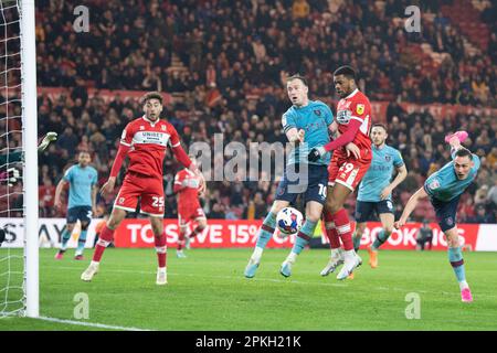 Chuba Akpom von Middlesbrough leitet den Ball, kann ihn aber nicht auf das Tor richten, während des Sky Bet Championship-Spiels zwischen Middlesbrough und Burnley im Riverside Stadium, Middlesbrough am Freitag, den 7. April 2023. (Foto: Trevor Wilkinson | MI News) Stockfoto