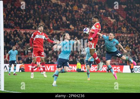 Chuba Akpom von Middlesbrough leitet den Ball, kann ihn aber nicht auf das Tor richten, während des Sky Bet Championship-Spiels zwischen Middlesbrough und Burnley im Riverside Stadium, Middlesbrough am Freitag, den 7. April 2023. (Foto: Trevor Wilkinson | MI News) Stockfoto