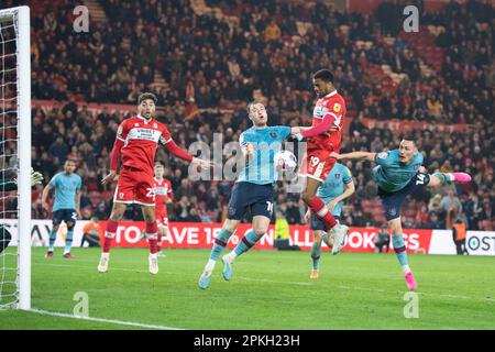 Chuba Akpom von Middlesbrough leitet den Ball, kann ihn aber nicht auf das Tor richten, während des Sky Bet Championship-Spiels zwischen Middlesbrough und Burnley im Riverside Stadium, Middlesbrough am Freitag, den 7. April 2023. (Foto: Trevor Wilkinson | MI News) Stockfoto