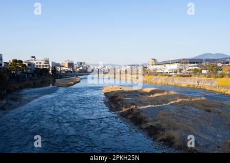 Kyoto, Japan. 6. März 2023. Der Kamo-Fluss. Kyoto ist die ehemalige Hauptstadt Japans und heute die Hauptstadt der Präfektur Kyoto. Es liegt in der Kansai-Region auf der Insel Honshu. Kyoto ist bekannt für seine vielen Tempel, Schreine und Gärten. Es ist auch die Heimat des Kaiserpalastes von Kyoto, der ehemaligen Residenz des Kaisers von Japan. Kyoto ist ein beliebtes Touristenziel und gilt als die kulturelle Hauptstadt Japans. Mit der Wiedereröffnung der Grenzen für Touristen nach der COVID-19-Pandemie hat die Stadt mit dem Tourismus und dem Mangel an Unterkünften und Hostels zu kämpfen Stockfoto