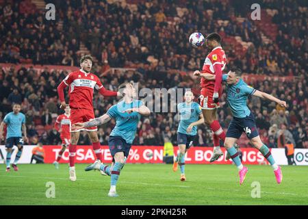 Chuba Akpom von Middlesbrough leitet den Ball, kann ihn aber nicht auf das Tor richten, während des Sky Bet Championship-Spiels zwischen Middlesbrough und Burnley im Riverside Stadium, Middlesbrough am Freitag, den 7. April 2023. (Foto: Trevor Wilkinson | MI News) Stockfoto