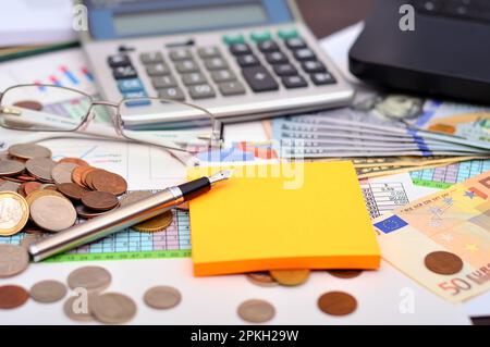 Dollar und Büro-Rechner auf erfolgreiche wirtschaftliche Berichte Stockfoto