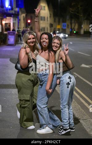 Oxford, 7. April 2023 - am Karfreitagabend gingen die Nachtschwärmer in Bars und Clubs von Oxford. Die da draußen waren in hochgeilen Posen und beeindruckten extravagante Posen. Viele sind mit ihren Freunden in die Stadt gefahren und genießen das 4-tägige Stoßfänger-Wochenende. Quelle: Stop Press Media/Alamy Live News Stockfoto