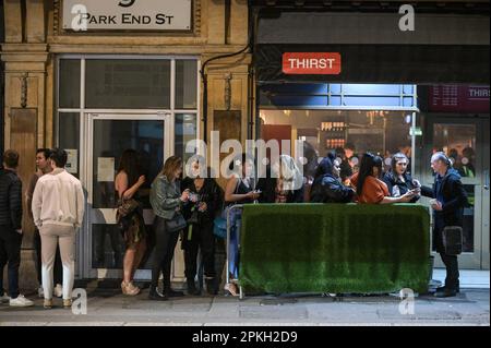 Oxford, 7. April 2023 - am Karfreitagabend gingen die Nachtschwärmer in Bars und Clubs von Oxford. Die da draußen waren in hochgeilen Posen und beeindruckten extravagante Posen. Viele sind mit ihren Freunden in die Stadt gefahren und genießen das 4-tägige Stoßfänger-Wochenende. Quelle: Stop Press Media/Alamy Live News Stockfoto