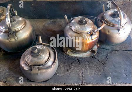 Alte und alte Wasserkocher auf einem traditionellen Holzofen in Yogyakarta, Indonesien Stockfoto