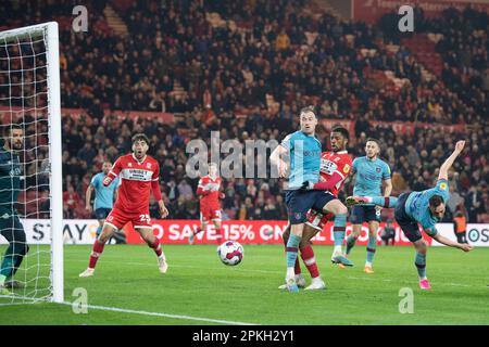 Chuba Akpom von Middlesbrough leitet den Ball, kann ihn aber nicht auf das Tor richten, während des Sky Bet Championship-Spiels zwischen Middlesbrough und Burnley im Riverside Stadium, Middlesbrough am Freitag, den 7. April 2023. (Foto: Trevor Wilkinson | MI News) Stockfoto