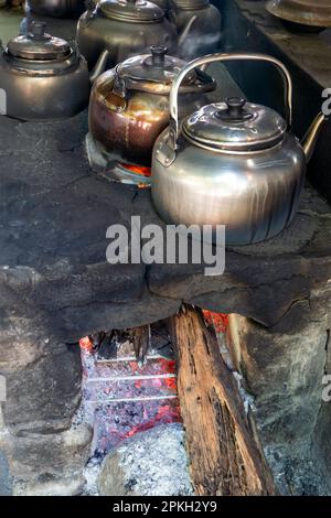 Alte und alte Wasserkocher auf einem traditionellen Holzofen in Yogyakarta, Indonesien Stockfoto