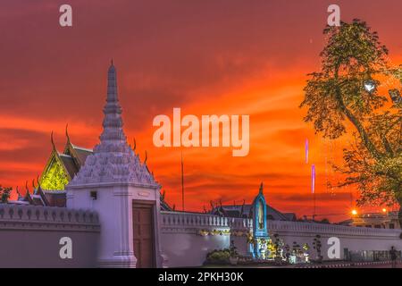 Farbenfroher Sonnenuntergang Saranrom Park Beleuchtete Lichter Sak Chaisit Gate Grand Palace Bangkok Thailand. Palast war die Heimat des Königs von Thailand von from1782 bis 1925. Stockfoto
