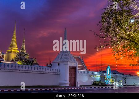 Farbenfrohe, Beleuchtete Lichter Bei Sonnenuntergang Sak Chaisit Gate Grand Palace Bangkok Thailand. Palast war die Heimat des Königs von Thailand von from1782 bis 1925. Stockfoto
