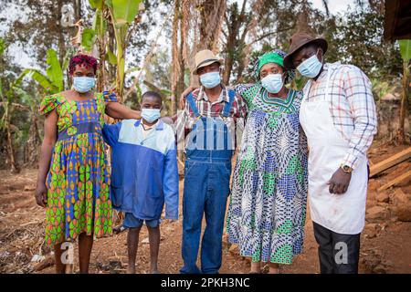 Eine Gruppe Afrikaner im Dorf trägt chirurgische Masken, um sich vor dem Coronavirus zu schützen Stockfoto