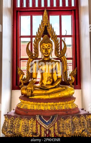 Feuer Buddha Loha Prasat Metallschloss Buddhistischer Tempel Wat Ratchanaddaram Worawihan Bangkok Thailand. Im Saal gibt es viele buddha-Statuen, die Unterschiede repräsentieren Stockfoto