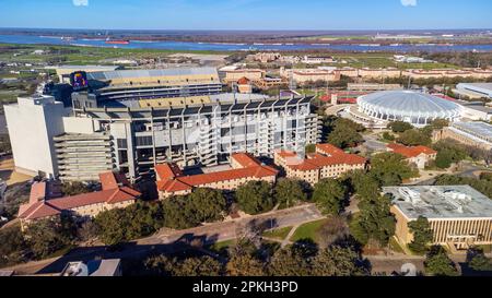 Baton Rouge, LA - Februar 2023: Das Pete Maravich Assembly Center und das Tiger Stadium auf dem LSU Campus in Baton Rouge, LA Stockfoto