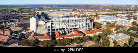 Baton Rouge, LA - Februar 2023: Das Pete Maravich Assembly Center und das Tiger Stadium auf dem LSU Campus in Baton Rouge, LA Stockfoto