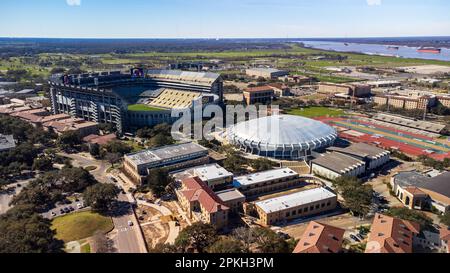 Baton Rouge, LA - Februar 2023: Das Pete Maravich Assembly Center und das Tiger Stadium auf dem LSU Campus in Baton Rouge, LA Stockfoto