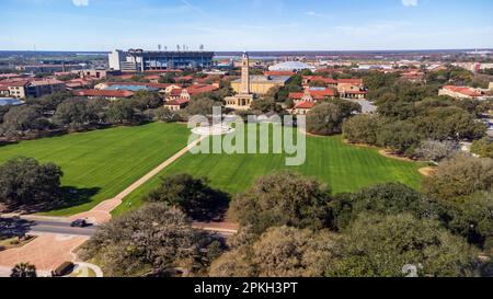 Baton Rouge, LA - Februar 2023: Der Memorial Tower auf dem LSU-Campus ist ein Denkmal für Louisianer, die im Ersten Weltkrieg starben, mit Tiger Stadium und dem Pete Ma Stockfoto