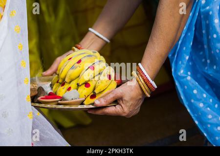 Das Varan-Ritual wird mit Bordala von einer indischen Frau in traditioneller Kleidung durchgeführt. Bordala wird zur Begrüßung oder zum Segen der Braut während h verwendet Stockfoto