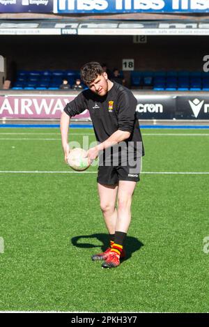 Cardiff, Großbritannien. 08. April 2023. 7. April 2023; Fürstentum Stadion, Cardiff, Wales: Finale des WRU National Youth U18 Cup, Carmarthen Quins gegen Tondu; Carmarthen-Spieler wärmen sich auf. Kredit: Action Plus Sports Images/Alamy Live News Stockfoto