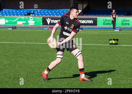 Cardiff, Großbritannien. 08. April 2023. 7. April 2023; Fürstentum Stadion, Cardiff, Wales: Finale des WRU National Youth U18 Cup, Carmarthen Quins gegen Tondu; Carmarthen-Spieler wärmen sich auf. Kredit: Action Plus Sports Images/Alamy Live News Stockfoto