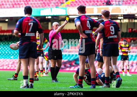 Cardiff, Großbritannien. 08. April 2023. 7. April 2023; Fürstentum Stadion, Cardiff, Wales: WRU National Youth U18 Cup Finale, Carmarthen Quins gegen Tondu; gelbe Karte für Tondu Youth RFC Full Back Iestyn Williamson (15) Kredit: Action Plus Sports Images/Alamy Live News Stockfoto