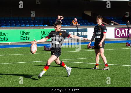 Cardiff, Großbritannien. 08. April 2023. 7. April 2023; Fürstentum Stadion, Cardiff, Wales: Finale des WRU National Youth U18 Cup, Carmarthen Quins gegen Tondu; Carmarthen-Spieler wärmen sich auf. Kredit: Action Plus Sports Images/Alamy Live News Stockfoto