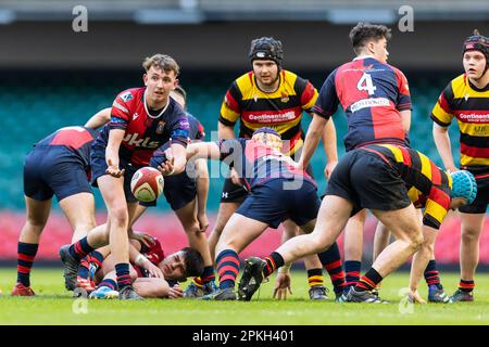 Cardiff, Großbritannien. 08. April 2023. 7. April 2023; Fürstentum Stadion, Cardiff, Wales: Finale des WRU National Youth U18 Cup, Carmarthen Quins versus Tondu; Tondu Youth RFC Scrum Half Josh Payne (9) gibt einen Pass. Kredit: Action Plus Sports Images/Alamy Live News Stockfoto