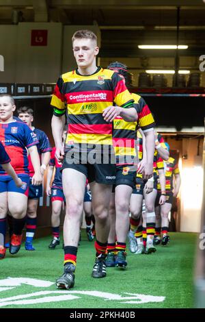 Cardiff, Großbritannien. 08. April 2023. 7. April 2023; Fürstentum Stadion, Cardiff, Wales: Finale des WRU National Youth U18 Cup, Carmarthen Quins gegen Tondu; Carmarthen Quin's Youth Full Back Ben Proctor (Captain) (15) führt sein Team an. Kredit: Action Plus Sports Images/Alamy Live News Stockfoto