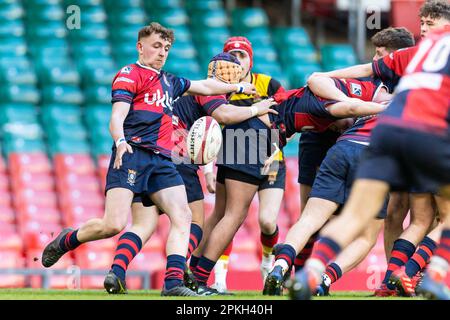 Cardiff, Großbritannien. 08. April 2023. 7. April 2023; Fürstentum Stadion, Cardiff, Wales: WRU National Youth U18 Cup Finale, Carmarthen Quins versus Tondu; Tondu Youth RFC Scrum Half Josh Payne (9) tritt klar. Kredit: Action Plus Sports Images/Alamy Live News Stockfoto