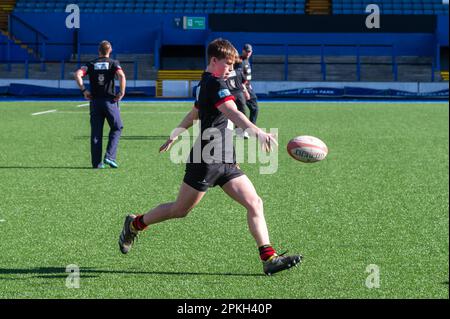 Cardiff, Großbritannien. 08. April 2023. 7. April 2023; Fürstentum Stadion, Cardiff, Wales: Finale des WRU National Youth U18 Cup, Carmarthen Quins gegen Tondu; Carmarthen-Spieler wärmen sich auf. Kredit: Action Plus Sports Images/Alamy Live News Stockfoto