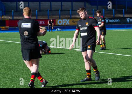 Cardiff, Großbritannien. 08. April 2023. 7. April 2023; Fürstentum Stadion, Cardiff, Wales: Finale des WRU National Youth U18 Cup, Carmarthen Quins gegen Tondu; Carmarthen-Spieler wärmen sich auf. Kredit: Action Plus Sports Images/Alamy Live News Stockfoto