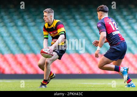 Cardiff, Großbritannien. 08. April 2023. 7. April 2023; Fürstentum Stadion, Cardiff, Wales: Finale des WRU National Youth U18 Cup, Carmarthen Quins gegen Tondu; Carmarthen Quin's Youth Full Back Ben Proctor (Captain) (15) in Aktion. Kredit: Action Plus Sports Images/Alamy Live News Stockfoto