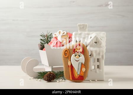 Zusammensetzung mit leckeren Lebkeksen auf weißem Holztisch. St. Nikolaustag-Feier Stockfoto