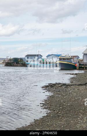 Fischerboote vor Anker im Hafen von Gabarus Nova Scotia. Das 1716 gegründete Dorf ist auf Tourismus und Kleinhandel angewiesen Stockfoto