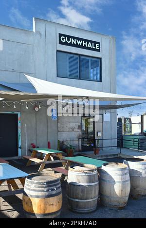 COSTA MESA, KALIFORNIEN - 4. April 2023: Gunwale Ales, eine Brauerei, Mixer und Taproom, die sich in unabhängiger Hand befindet und von ihnen betrieben wird. Stockfoto