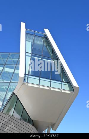 COSTA MESA, KALIFORNIEN - 3. April 2023: Nahaufnahme des Orange County Museum of Art (OCMA) auf der Avenue of the Arts. Stockfoto