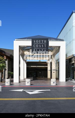 COSTA MESA, KALIFORNIEN - 4. April 2023: South Coast Plaza Schild über dem Eingang zum Einkaufszentrum. Stockfoto