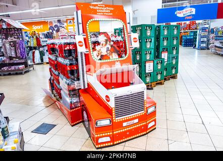 WETZLAR, HESSE, DEUTSCHLAND 12-21-2022: Coca-Cola-Truck aus Pappe Stockfoto