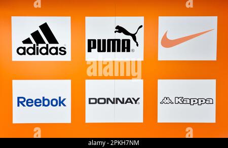 WETZLAR, HESSEN, DEUTSCHLAND 12-21-2022: Große Reklametafel mit bekannten Sportartikelherstellern ADIDAS, PUMA, NIKE, REEBOK, DONNAY und KAPPA. Stockfoto